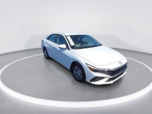 Used 2025 Hyundai Elantra SE image 2