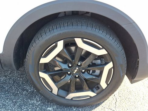 Used 2023 Kia Telluride EX w/ EX Captain's Chair Package image 9