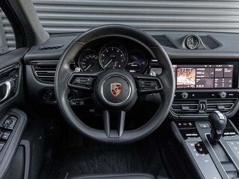Certified 2025 Porsche Macan image 16