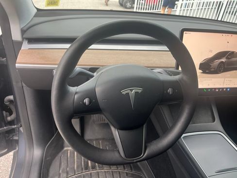 Used 2022 Tesla Model Y Long Range AWD/4WD image 12