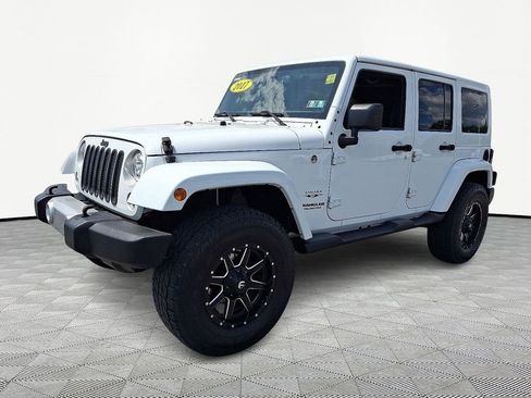 Used 2017 Jeep Wrangler Unlimited Sahara w/ Connectivity Group AWD/4WD image 3