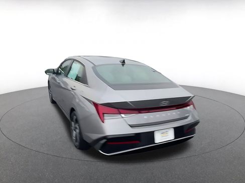 Used 2025 Hyundai Elantra Limited image 11