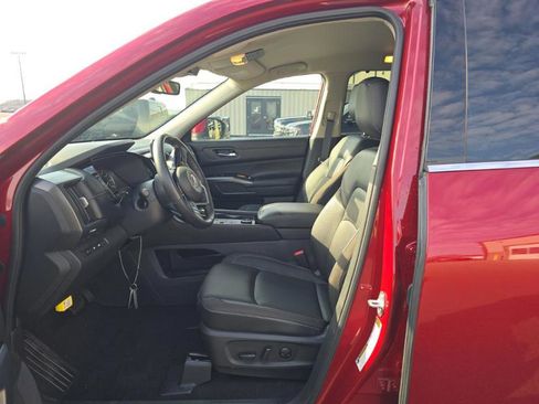Used 2025 Nissan Pathfinder SL image 13
