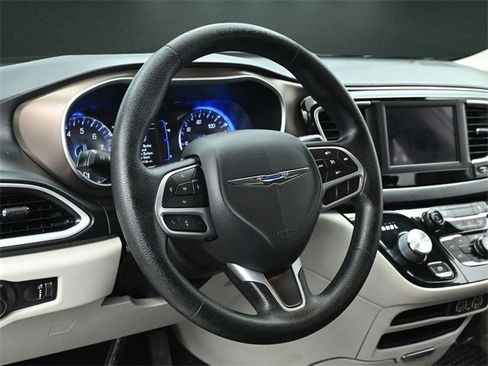 Used 2021 Chrysler Voyager L image 22