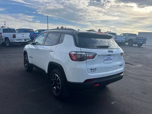 Used 2025 Jeep Compass Trailhawk AWD/4WD image 8