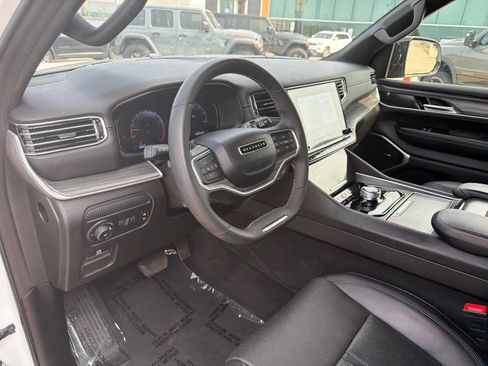 Used 2024 Jeep Wagoneer L Series II RWD image 10