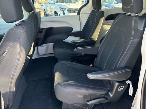 Used 2022 Chrysler Voyager LX image 12
