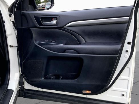 Used 2019 Toyota Highlander SE AWD/4WD image 23