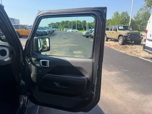 Used 2025 Jeep Wrangler Unlimited Sahara AWD/4WD image 61