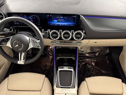 Used 2025 Mercedes-Benz GLA 250 image 12