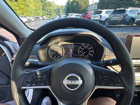 Used 2025 Nissan Altima 2.5 SV FWD image 15