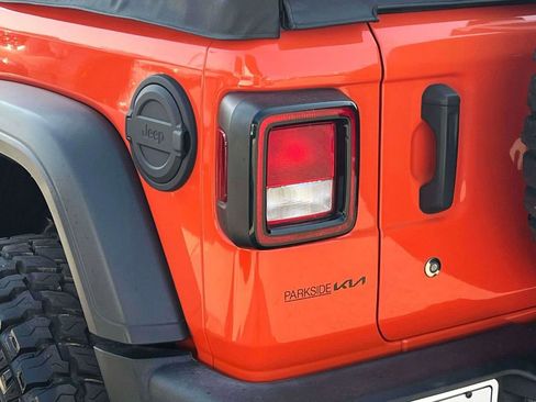 Used 2018 Jeep Wrangler Unlimited Sport image 32