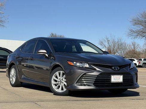 Used 2022 Toyota Camry LE image 2