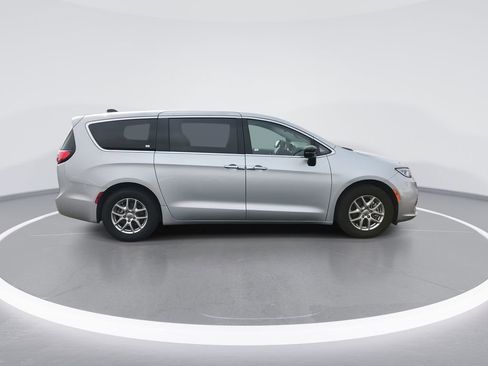 Used 2024 Chrysler Pacifica Touring-L image 9