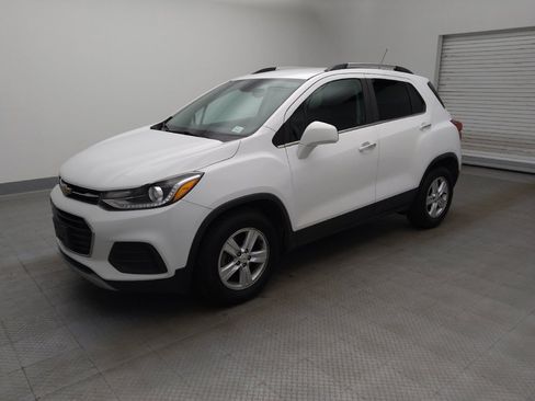 Used 2019 Chevrolet Trax LT w/ LT Convenience Package FWD image 2