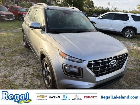 Used 2024 Hyundai Venue SEL image 1
