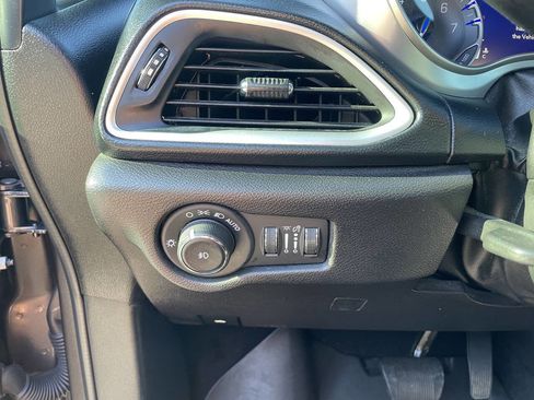 Used 2020 Chrysler Pacifica Touring w/ Advanced Safetytec Group image 18