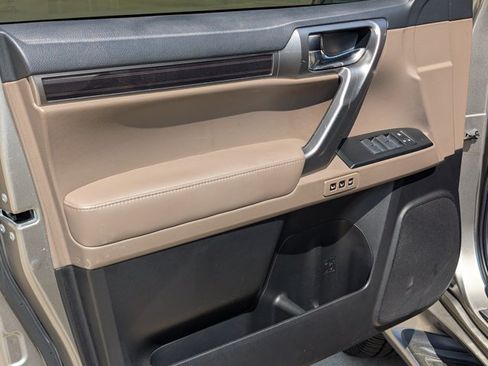 Used 2022 Lexus GX 460 Luxury w/ Sport Design Package AWD/4WD image 32
