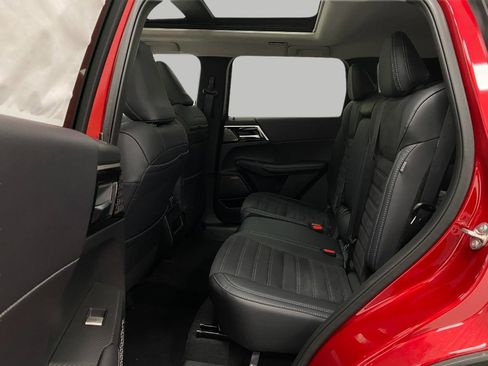 New 2025 Mitsubishi Outlander SE image 30