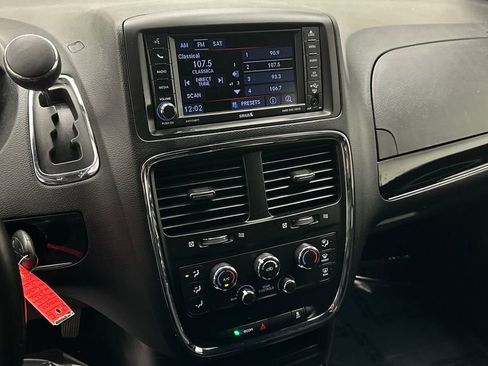 Used 2019 Dodge Grand Caravan SE FWD image 13