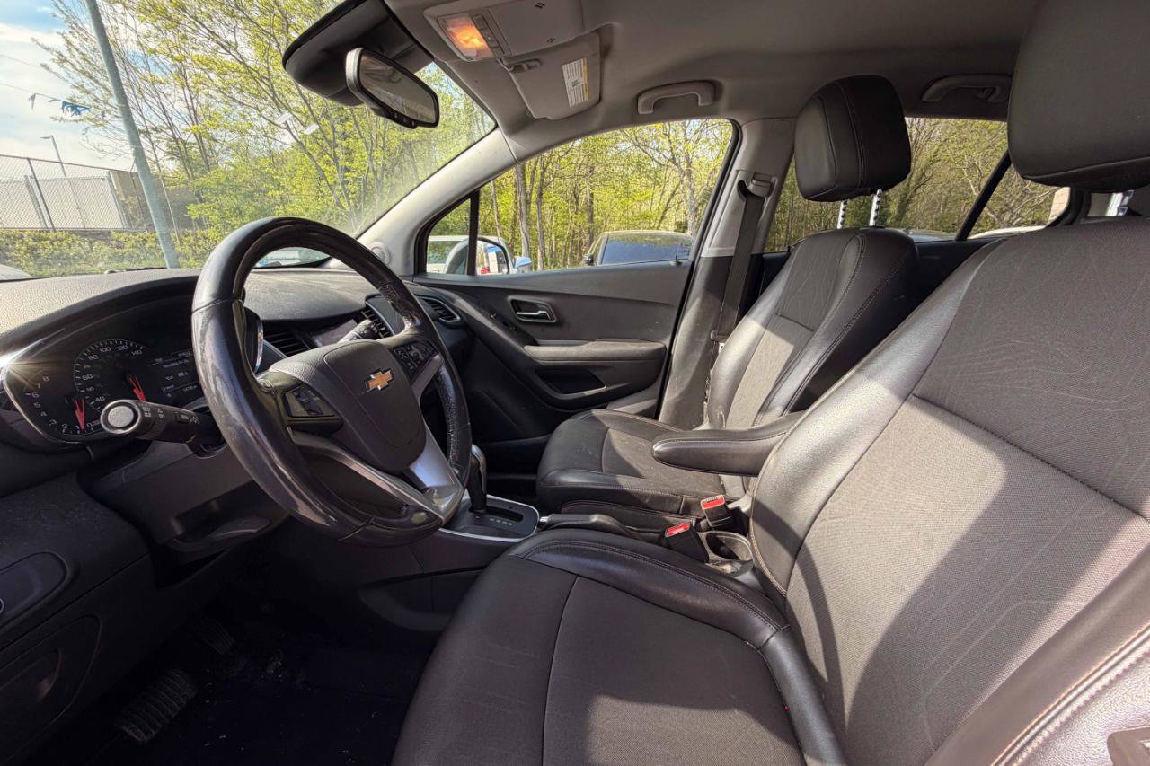 Used 2020 Chevrolet Trax LT w/ LT Convenience Package FWD image 11