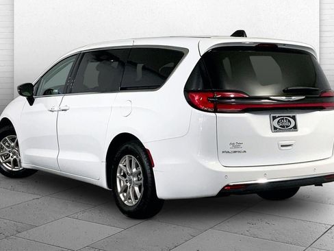 Used 2024 Chrysler Pacifica Touring-L FWD image 13