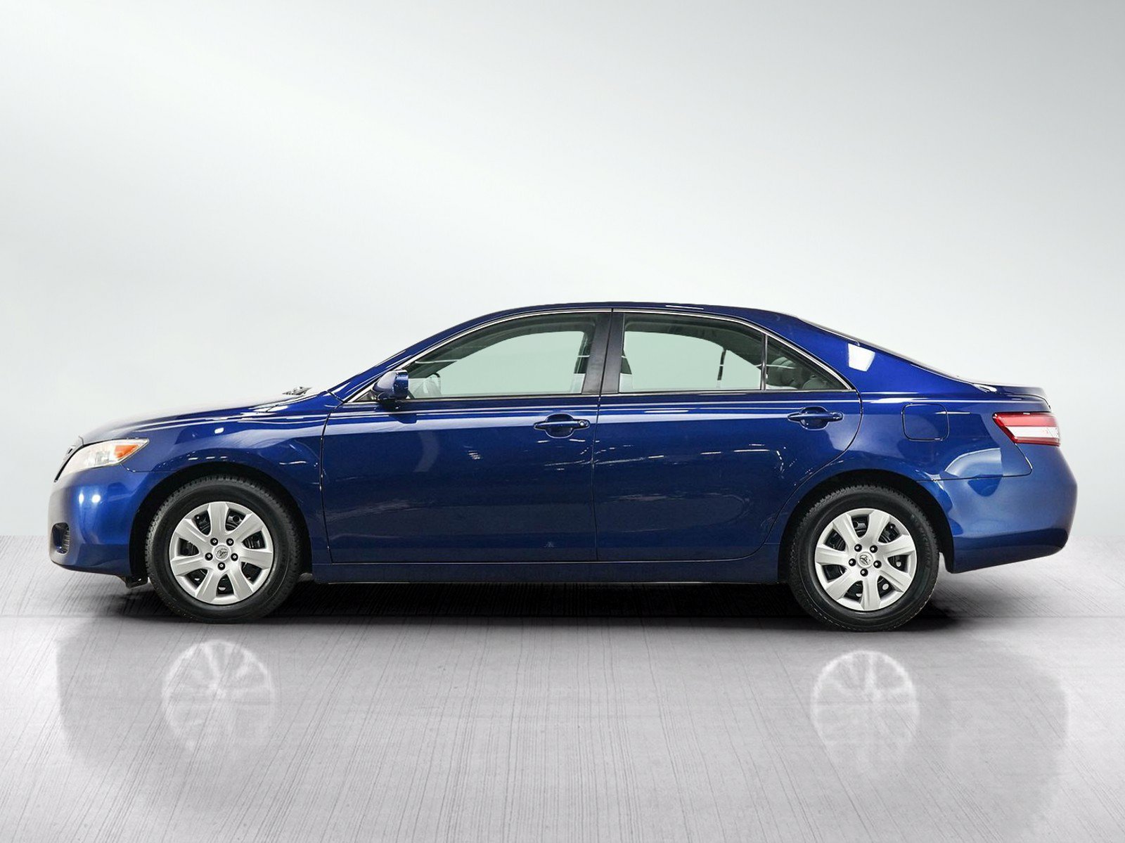 Used 2011 Toyota Camry LE FWD image 2
