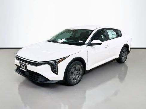 New 2025 Kia K4 LX image 3