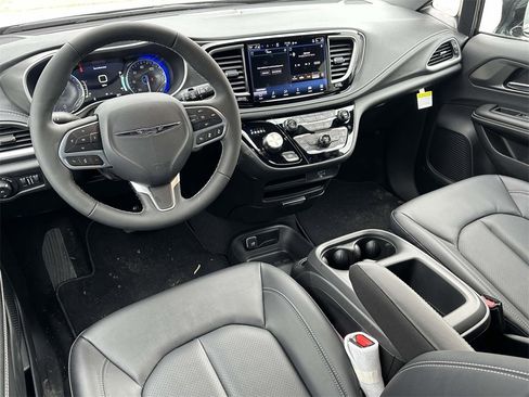 New 2026 Chrysler Pacifica Select image 11