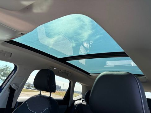 Used 2024 Volkswagen Taos SE w/ Panoramic Sunroof Package image 14