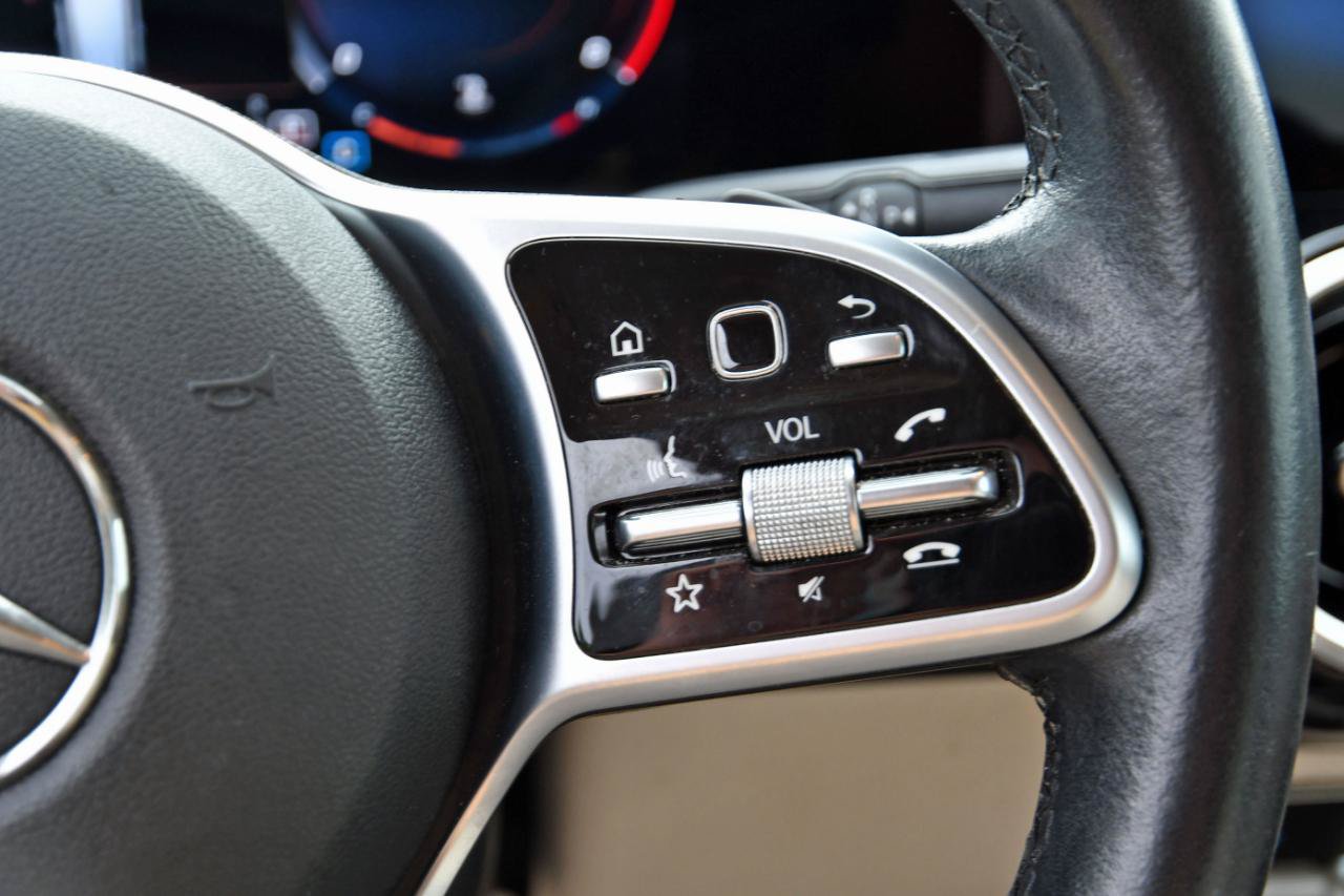 Used 2022 Mercedes-Benz GLB 250 w/ Premium Package image 10
