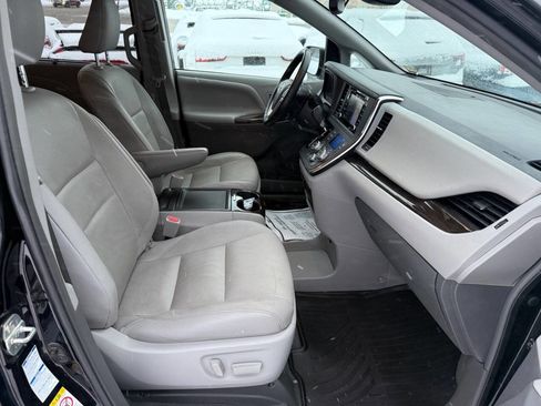 Used 2019 Toyota Sienna XLE Premium image 18