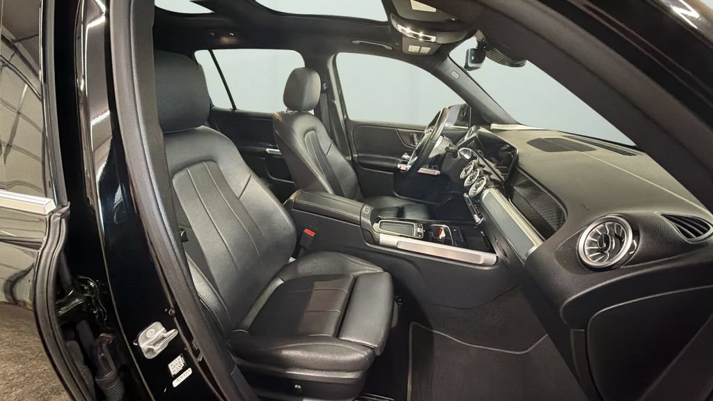 Used 2025 Mercedes-Benz GLB 250 4MATIC image 9