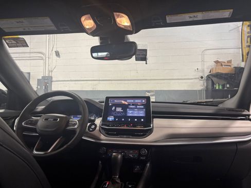 Used 2025 Jeep Compass Limited image 21