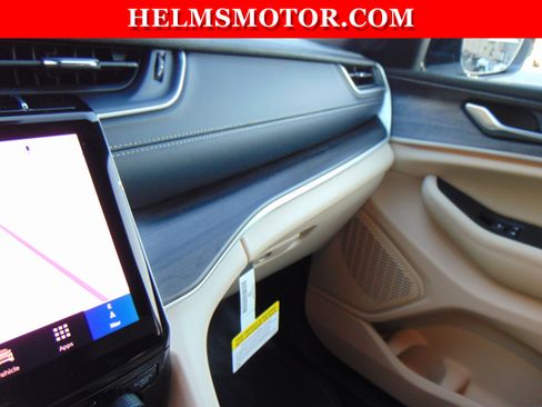 New 2025 Jeep Grand Cherokee Limited image 32