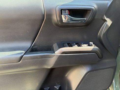 Used 2022 Toyota Tacoma TRD Off-Road AWD/4WD image 16