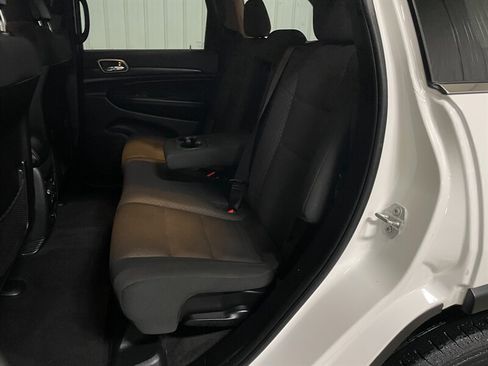 Used 2019 Jeep Grand Cherokee Laredo w/ Security & Convenience Group AWD/4WD image 16