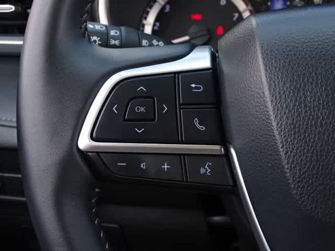 Used 2025 Toyota Highlander XLE FWD image 38