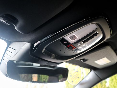 Used 2025 Volvo V60 B5 Cross Country Plus image 27