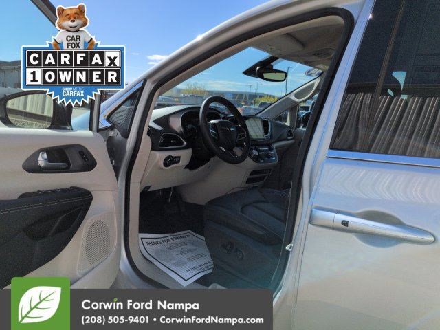 Used 2024 Chrysler Pacifica Touring-L FWD image 9