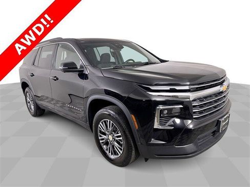 Used 2024 Chevrolet Traverse LT image 2