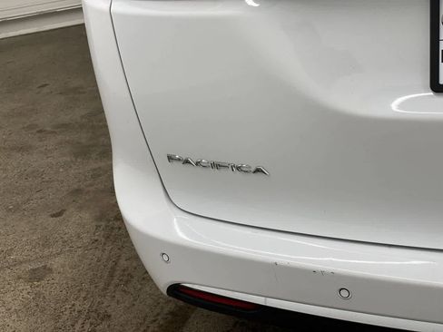 Used 2024 Chrysler Pacifica Select image 10