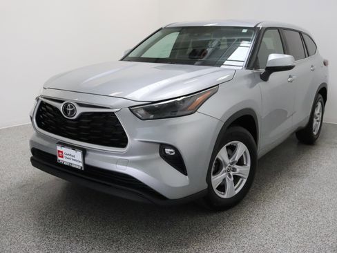 Certified 2025 Toyota Highlander LE FWD image 2