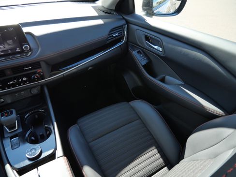 Used 2025 Nissan Rogue SV image 9