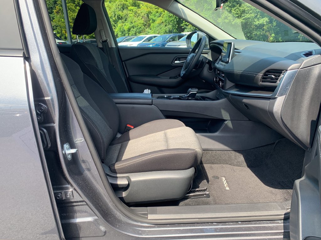 Certified 2025 Nissan Rogue SV FWD image 31