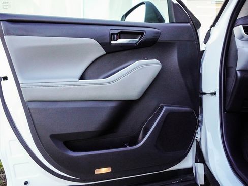 Used 2022 Toyota Highlander XLE image 30