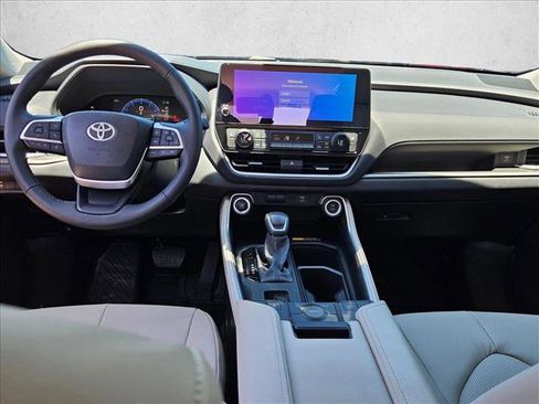 Used 2025 Toyota Grand Highlander FWD image 16