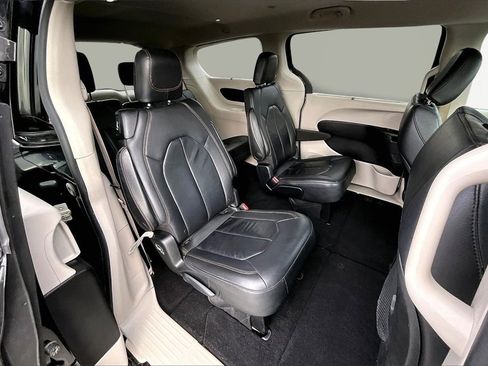 Used 2017 Chrysler Pacifica Touring-L image 27