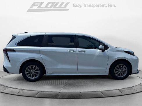 Used 2025 Toyota Sienna XLE FWD image 8