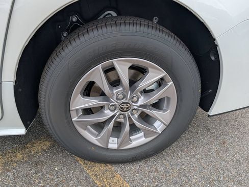 New 2026 Toyota Sienna XLE FWD image 32